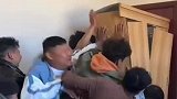 接亲遇衣柜堵门，结果衣柜碎了门也烂了
