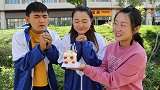 贫困女同学过生日，没有蛋糕被富二代男同学嘲笑，结局却很暖心！