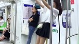 地铁遇到的，小姐姐是真的调皮！