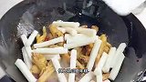 江西特色美食辣鸡爪烧年糕，做法简单，香辣可口，好吃到停不下来