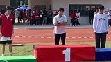 男生戴全班二十多块奖牌，上台领奖有被秀到