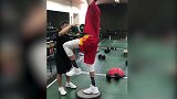 篮球-18年-周琦晒训练视频 虽说夏日炎炎肌肉不能松闲-花絮