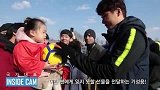 萌！寄诚庸训练场收获小迷妹 韩国队长化身暖男送签名皮球