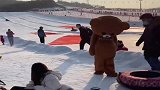 让世间美好与你环环相扣，调皮熊来到滑雪场捣乱了！