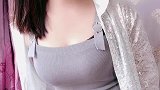 小萝莉身材太丰满，看着很喜欢吧
