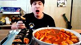 炒年糕和金枪鱼，紫菜包饭，奶油，奶酪球，让人垂涎欲滴！