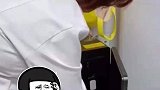 女子鱼刺卡喉到诊所就诊，医生接了一杯水一通神操作看懵女子