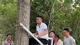 小伙发明的上树神器，今天试验成功了，下一步打算申请专利！