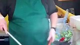 英国街头现中式炒粉小哥，网友：眼神散漫动作沉稳