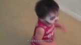 小宝宝照镜子被自己吓到，接下来宝宝的反应，爸妈差点笑岔气了