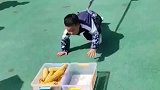 幼儿园趣味拔河比赛，小朋友势均力敌针锋相对