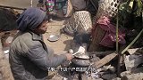 尼泊尔山区贫困户房子被风吹倒，用薄膜搭棚子住，生活还要继续
