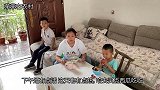 媳妇要上街买东西，婆婆忙进屋给她拿钱，媳妇乐呵呵地接过来