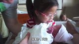 美国养母刚生了双胞胎妹妹，中国女儿随后的举动把人心都暖化了