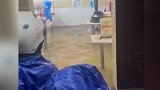 成都多条道路因暴雨积水，秒变水上乐园：水中搓麻将、马路上冲浪