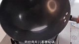 鲫鱼这样做焦香入味，四川泡菜是灵魂，怎么煎鱼不粘锅有妙招