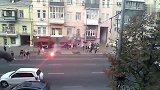 欧冠附加赛变战场！阿贾克斯+基辅球迷群殴 警察闪光弹都拦不住