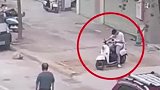 这不巧了吗！民警下班偶遇逃犯，淡定接近一击抓获