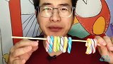 眼镜哥哥吃趣味零食“小拐杖彩虹糖果”，迷你炫彩，果味香浓