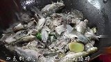 小鲫鱼刺多，油炸吃了太上火，教你做鱼汤面，汤白味鲜
