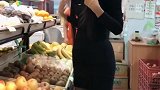 超市偶遇长腿美女，精致的穿搭太酷了，果然好身材是吃出来的