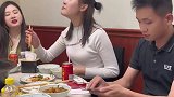 城里老婆和农村老公请娘家人吃饭