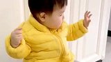家里的宝宝太听话了，坐在椅子上自己吃饼干，从来都不惹妈妈生气
