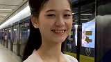 地铁偶遇一位汉服小姐姐，一颦一笑都好美，我感觉心动了