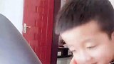 小男孩喜欢闻妈妈身上味道