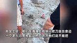 女子海边挖花蛤，竟遭赤脚老人光背拿刀威胁驱赶：我打过架，报警也不怕