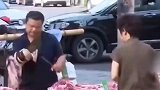 男子把刀绑在断臂上卖猪肉，为了生活20年如一日的坚持