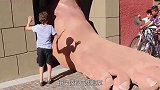 街头惊现巨型脚掌，路人吓得落荒而逃，这到底是怎么回事呢