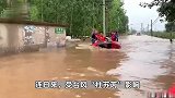 涿州被困老农望向被洪水破坏的庄稼，眼眶湿润满脸无奈：“太可惜了”