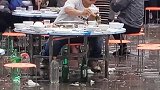 下雨也无法阻挡吃饭喝酒，网友：礼钱没吃回来，我坚决不撤退！