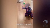 宝宝房间里面传出动静，妈妈推开门一看，笑傻了