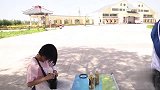 套啤酒瓶游戏，套中就有奖励，小伙轻松赢走五百元