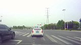 女司机无脑跟车，红灯都不看，直接闯了过去