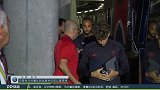 巴黎抵达客场!主席纳赛尔随行内马尔为小球迷送签名