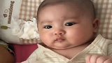 刚出生两个月的宝宝，被家人说胖不高兴，这小表情太逗了