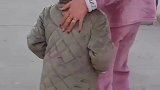 4岁萌娃睡迷糊排队认错妈