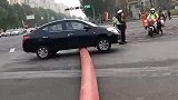 轿车通过供水带，结果被卡住动弹不得，一定是特别的缘分