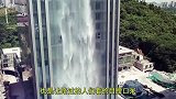 中国最神奇的大楼，竟悬挂了一条108米瀑布，老外-太壮观了！