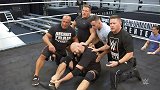 欢迎来到WWE！人间怪兽训练中心挑衅撞翻拳王白泰森