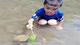 小屁孩真贪玩，放学不回家，跑河沟里放鱼雷！