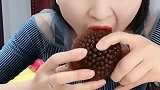 美女吃冰，咖啡冰球