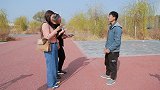 小情侣路边吵架，过路大哥打抱不平，结果中了圈套损失惨重
