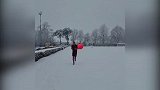 逼王上线！风雪天伊布穿短袖跑步 霸气配文：谁能挡我？