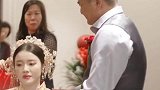 女儿出嫁父母忍住眼泪相送