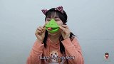 小姐姐吃“超大七星瓢虫棒棒糖”，黑头红身带斑点，甜蜜好喜欢