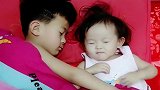 哥哥搂着妹妹睡着，自己困得都快睡着了还在拍着妹妹，好暖啊！